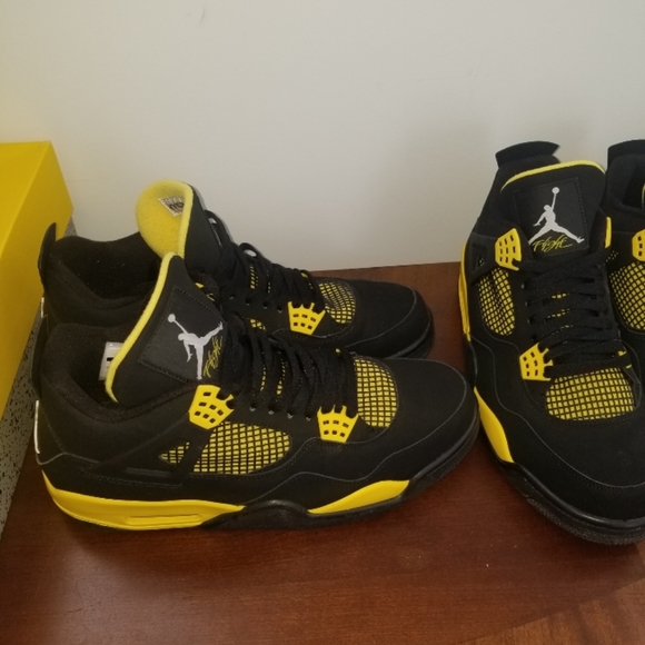 JORDAN 4 RETRO THUNDER..DS...SZ 11....100% AUTHENT - Picture 2 of 4